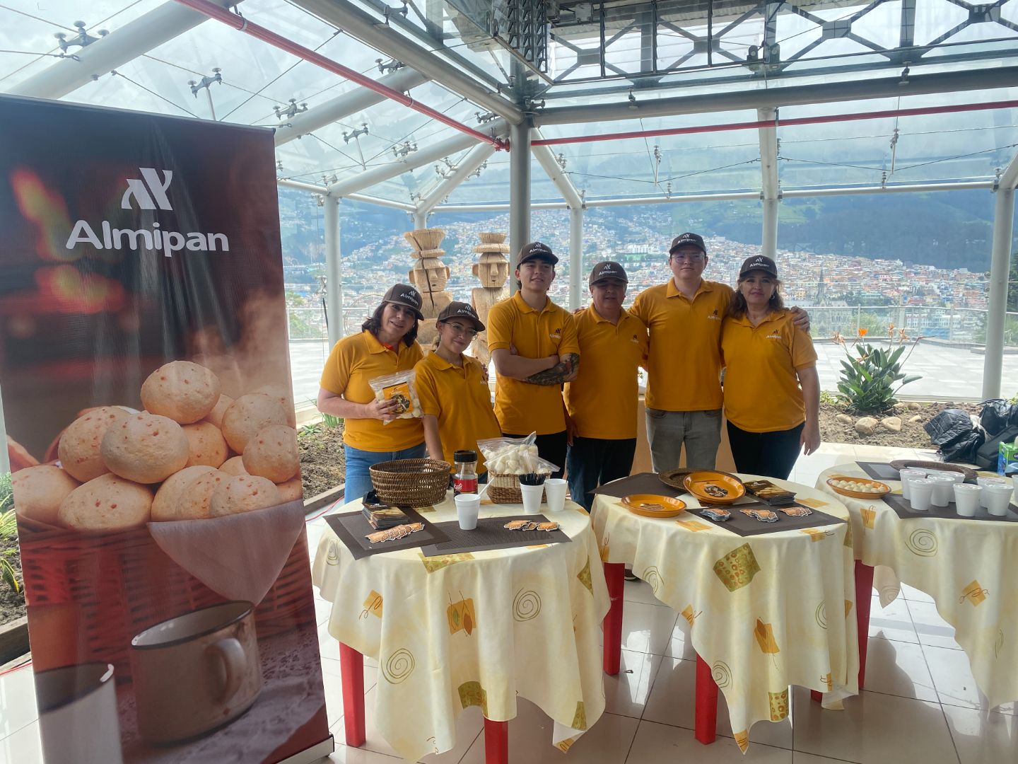Equipo Almipan junto al banner de la marca en su stand de feria
